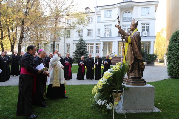poświęcenie pomnika jana pawła drugiego w nuncjaturze apostolskiej